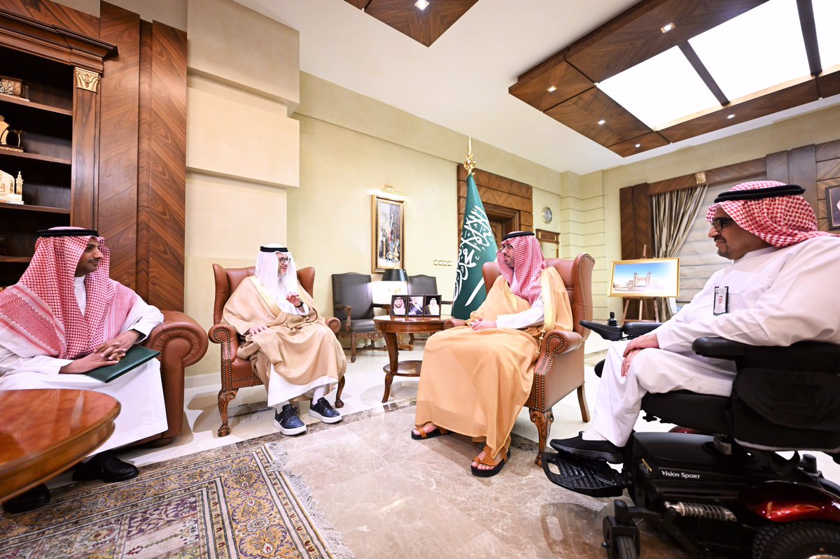 kauedu_sa's tweet photo. الأمير #سعود_بن_جلوي محافظ جدة يستقبل رئيس #جامعة_الملك_عبدالعزيز د. طريف الأعمى بمناسبة الحصول على جائزة “الزيرو بروجكت العالمية”

..تسلّم سموّه تقريراً يتضمن خدمات وبرامج  ومشاريع الطلبة من ذوي الإعاقة والإنجاز العالمي الذي حققته الجامعة . https://t.co/IBXDzUz3fZ