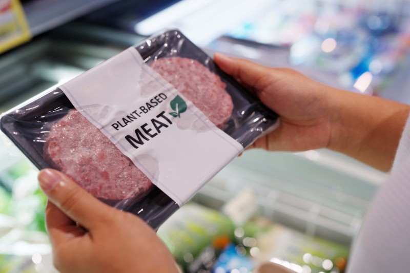 Manufacturers of plant-based meat analogues (PBMAs) have opportunities to make further improvements to justify the commonly perceived ‘health halo’ surrounding their products, a BU study has concluded. Find out more: bournemouth.ac.uk/news/2024-04-1…