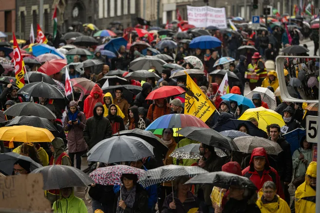 Un millier de personnes dans les rues de Clermont-Ferrand pour la traditionnelle manifestation du 1er-Mai ⤵️ lamontagne.fr/clermont-ferra…