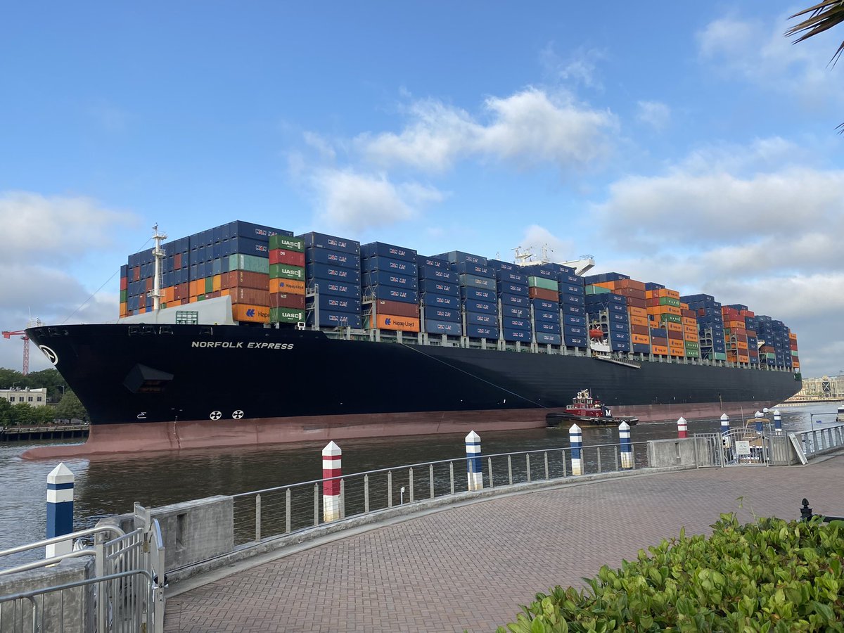 thelauradibella's tweet photo. Beautiful sight for sore eyes this morning in sunny #Savannah!
🇺🇸⚓️😍
@HapagLloydAG 
@GaPorts 
@MoranTowing 
#georgia #maritime #blueeconomy #shipping #containership #harborpilots #harborpilot #pilotonboard #tugboat https://t.co/d5jPkH8fjE