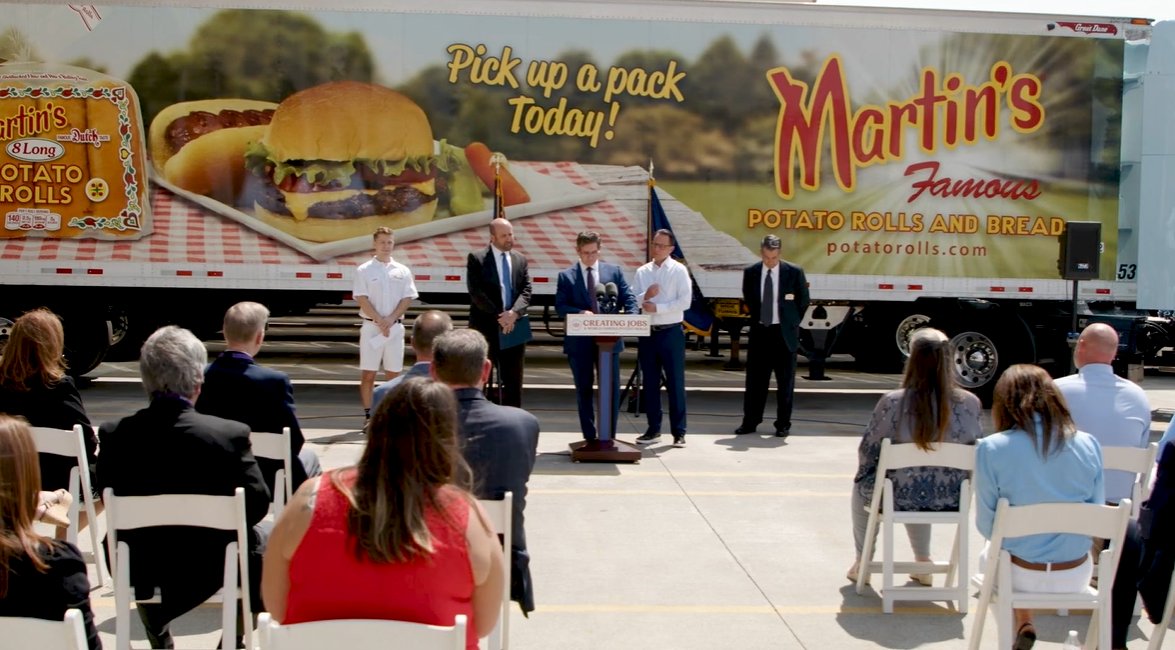 DCEDSecretary's tweet photo. Thrilled to  celebrate Martin's commitment to growth in Franklin County. With 125+ new jobs &amp; a $123 M investment, Martin's is not just expanding; they're investing in PA's future success.  3 cheers for @potatorolls  🍞🥳 #ExpandInPA #PAGetsItDone https://t.co/KuczAFb8cA