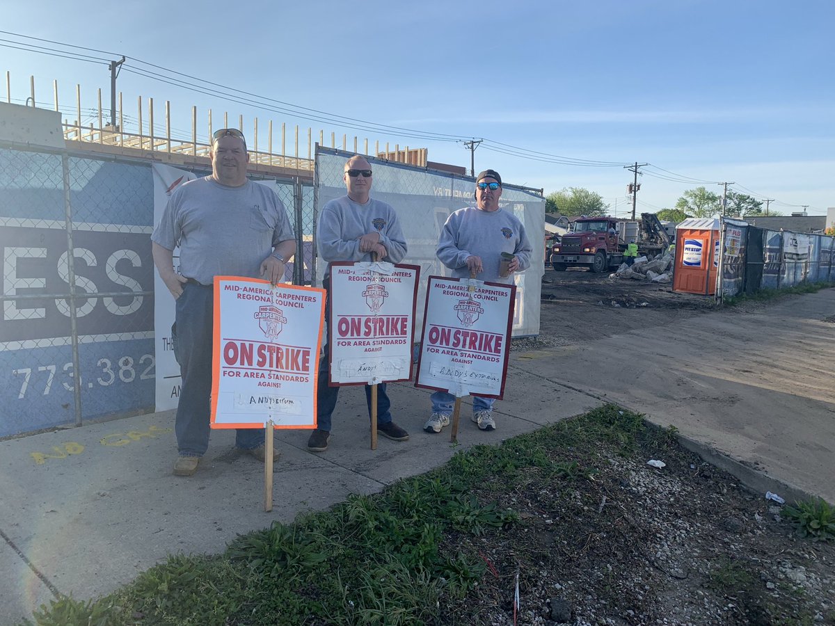 ⁦@MidAmCarpenters⁩ good morning Chicago land we are on 64th and Cicero today you’re in the area. Feel free to drive by and honk like hell thank you for your support.✊🏻🇺🇸