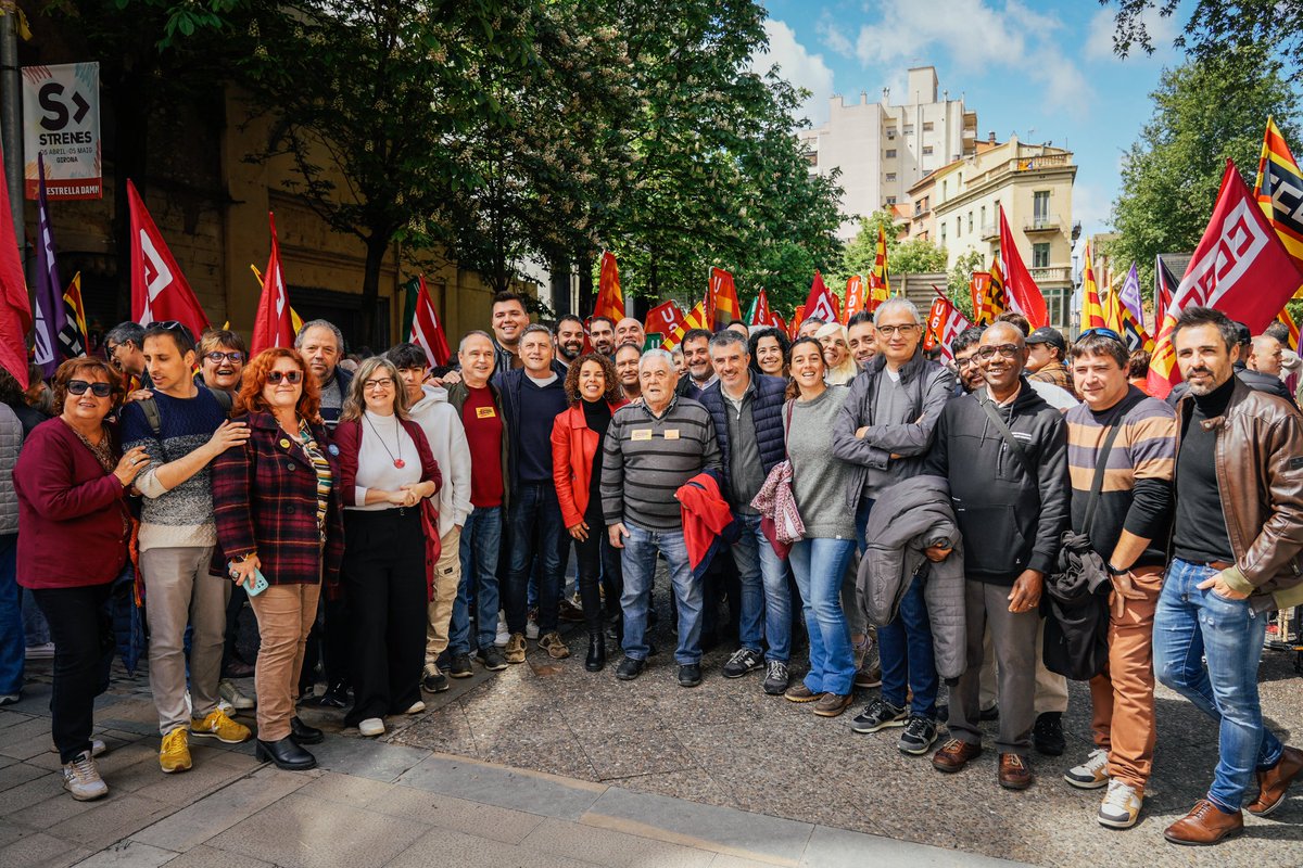 Sempre ve de gust reivindicar drets, avui els dels treballadors, i més fer-ho amb el cap ben alt: 👉La taxa d'atur més baixa des de fa 15 anys. 👉Revertint totes les retallades d'educació. 👉Amb ➕️mestres, mossos i infermers/es que mai. 👉Amb l'acord amb funcionaris de presons