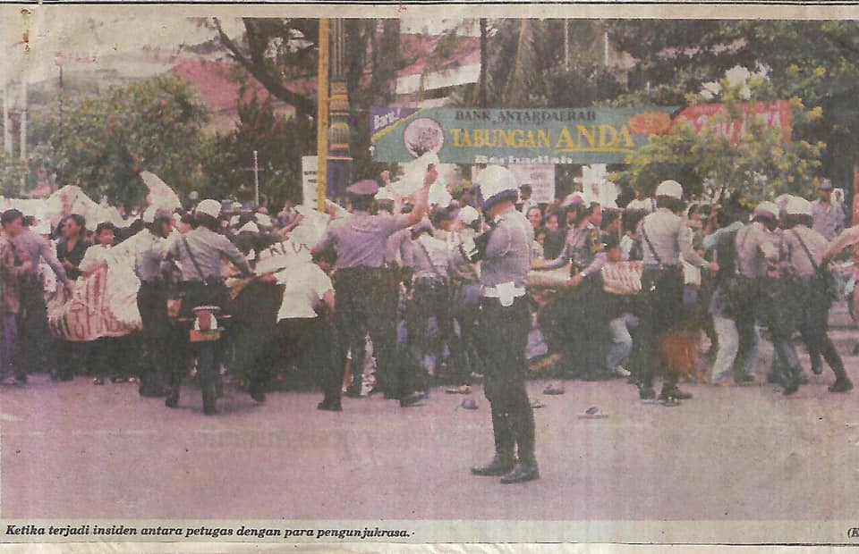 Beginilah suasana May Day pertama zaman orba, Semarang 1 Mei 1995. Massa aksi dari SMID dan PPBI dihajar dng motor trail di depan Air Mancur, 300 meter sebelum Gdg DPRD I Jateng. Massa digebukin dan kocar-kacir. Jatuh korban, bahkan ada yg ke rmh sakit.