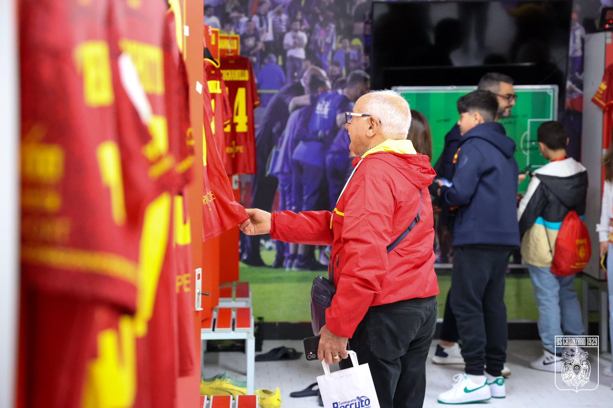 USCatanzaro1929's tweet photo. 🤝 | PARTNER
Sorrisi da #MatchExperience al Ceravolo 😍
I nostri sponsor hanno avuto la possibilità effettuare il tour della casa delle aquile: dagli spogliatoi, alle zone dedicate a stampa e interviste, passando dall’area hospitality fino a bordocampo!
#AvantiAquile 🟡🔴 https://t.co/mSzr3DorPd
