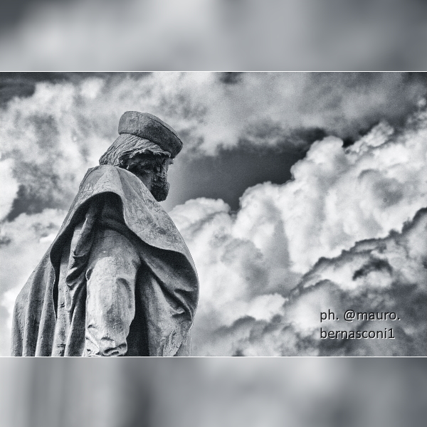 COMO. Monumento a Garibaldi in Piazza Vittoria ... My photos of Como city & lake in: ▶️facebook.com/COMOcitylake + ▶️instagram.com/mauro.bernasco… #Como #LakeComo #ComoLake #LagoDiComo #Lario #inLombardia #Photography #Fotografia #photo #blackandwhitephoto  #blackandwhitephotography