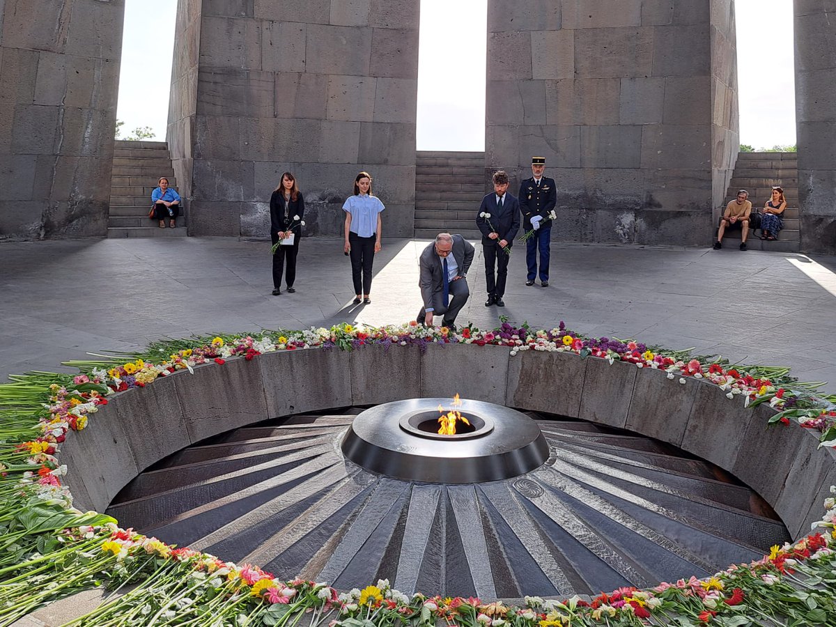 🇦🇲 A Erevan, j’ai tenu à rendre hommage aux victimes du génocide arménien de 1915 #Tsitsernakaberd @ArmGenocide100 avec l’ambassadeur de France en Arménie @AmbaFR_Armenie @armembfrance Le 29 janvier 2001, la France reconnaissait officiellement le génocide arménien de 1915 à…