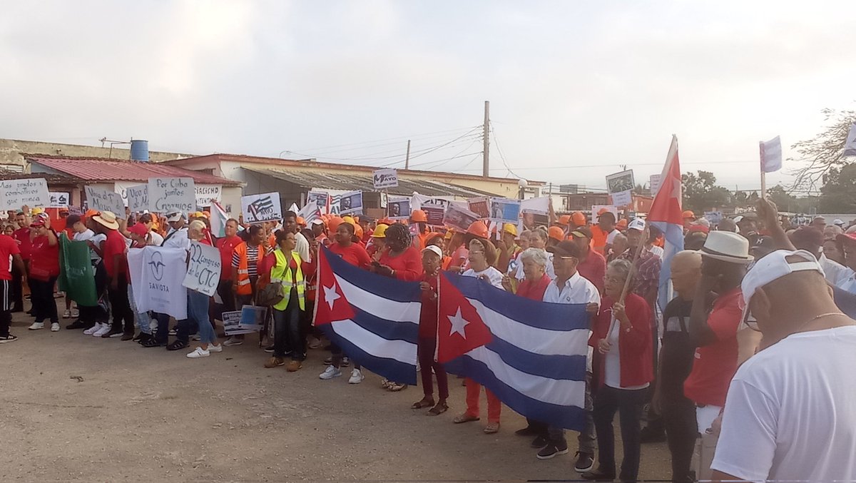 El pueblo de #Esmeralda, #Camagüey, #Cuba reunidos en la Plaza Primero de Mayo celebramos el Día del Proletariado, respaldando nuestro proceso revolucionario porque #PorCubaJuntosCreamos 
#PorLaPatriaUnidosSiempre