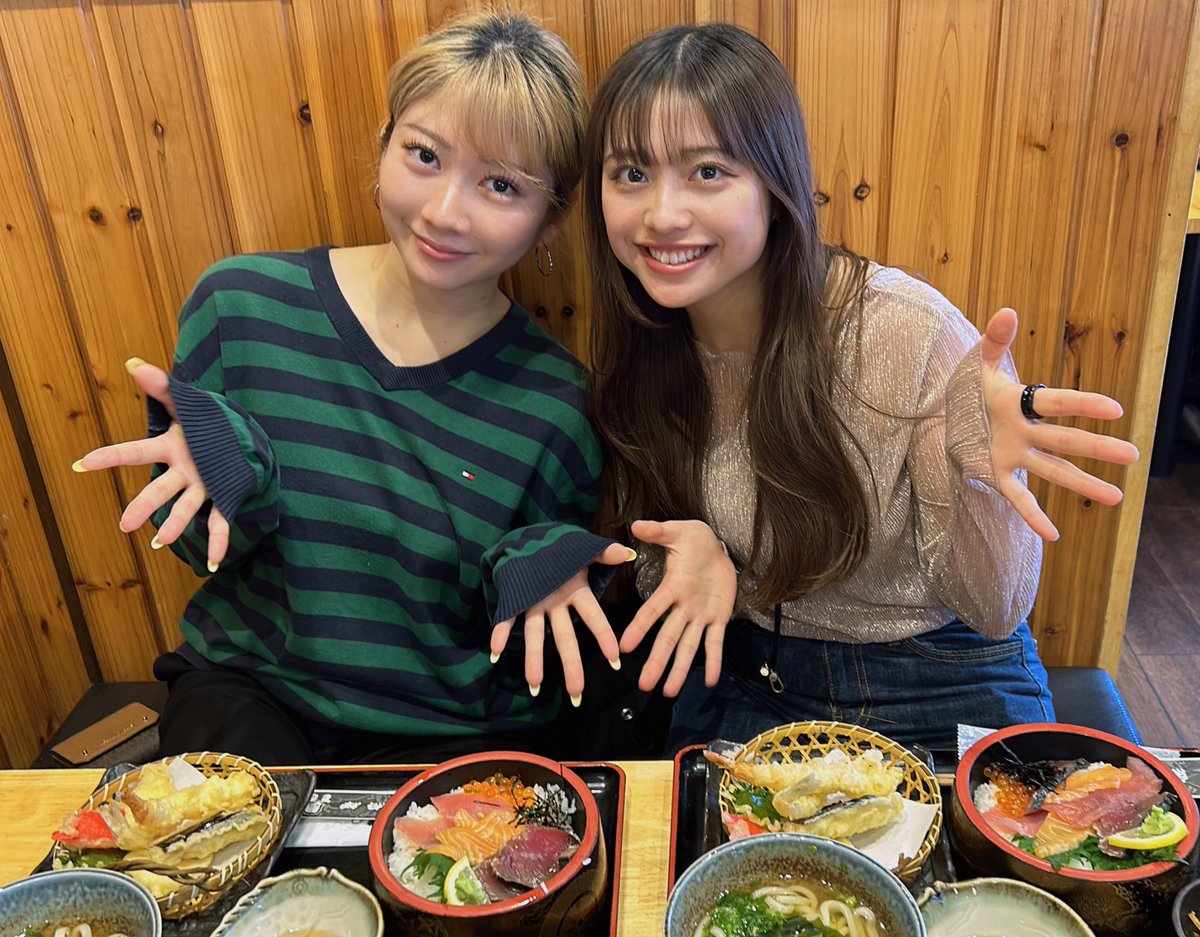 今日のランチはマーケのアイドルの2人と海鮮ランチ🐟
皆様お待ちかねの2ショットです📸☺️