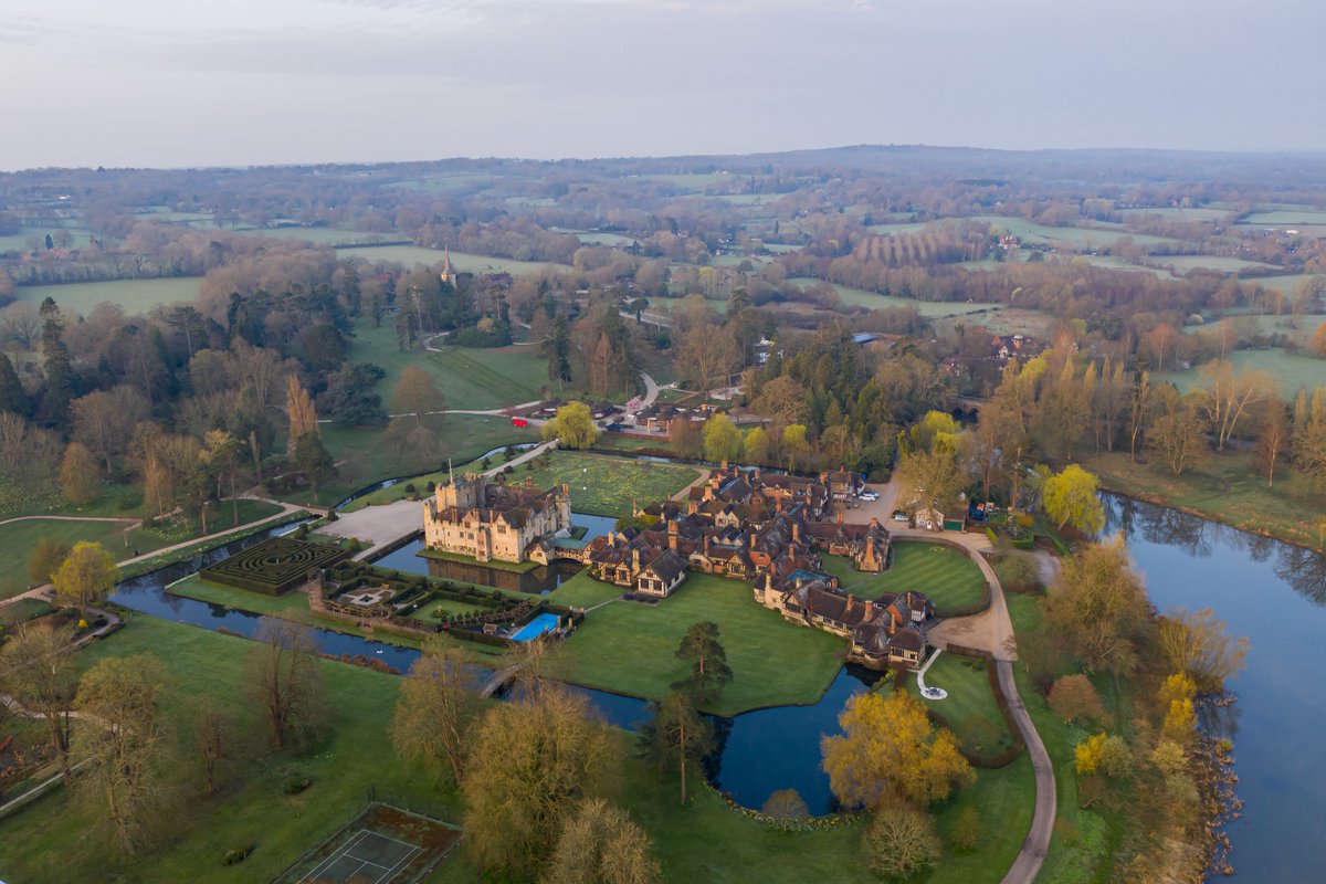 With over 125 acres to explore at Hever Castle, you'll be able to get plenty of steps in during #NationalWalkingMonth 🚶‍♀️ bit.ly/VisitHeverCast…