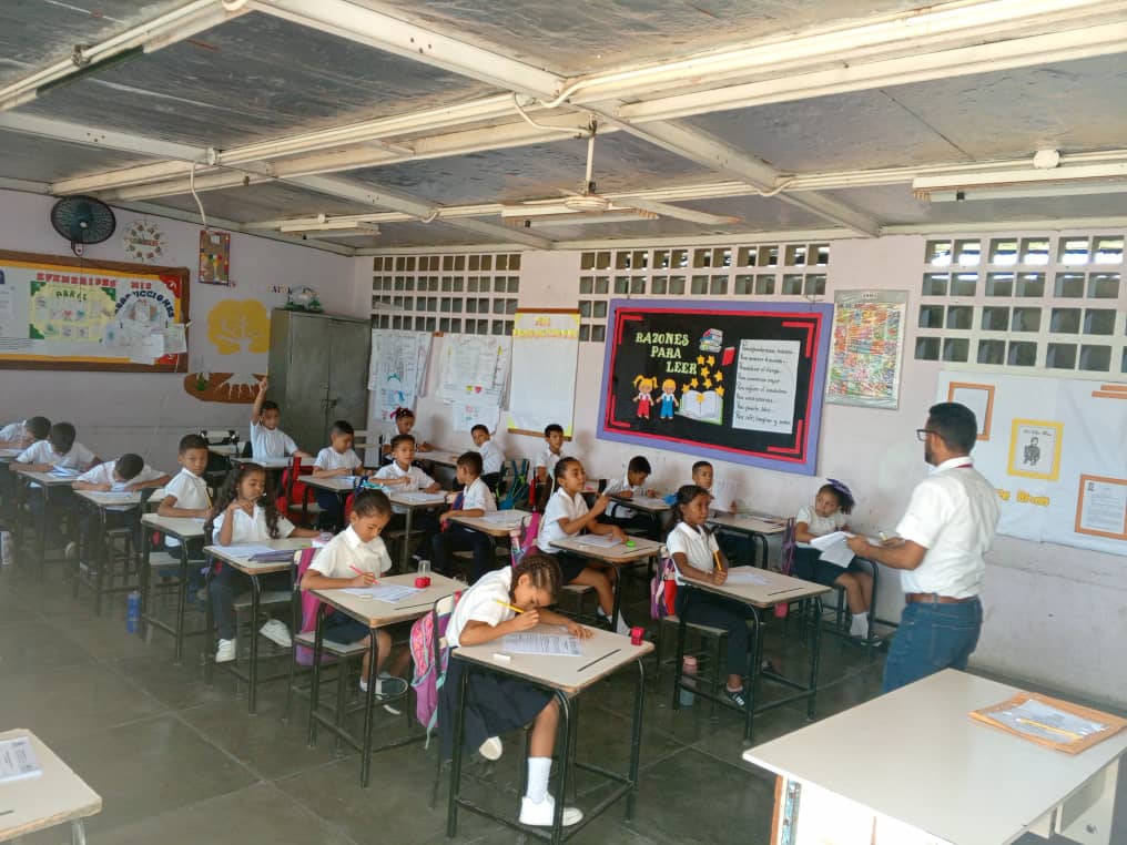 CDCESucre's tweet photo. En #Sucre se desarrolla la III Consulta de Logros de Aprendizaje y Factores Asociados, como parte del camino a recorrer para el Estudio Regional de la Calidad Educativa 2025. @NicolasMaduro @MPPEDUCACION @_LaAvanzadora @KarenlyPSUV https://t.co/PLUBtfgTLl
