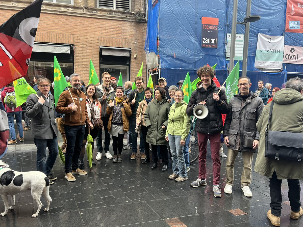 Beaucoup de monde pour un #1erMai climatique et social à #Toulouse ! Face au retour de l’austérité en Europe et au gouvernement macroniste qui abîme nos droits et s’acharne sur les plus précaires, agissons ! Choisir l’#écologie, c’est changer concrètement le travail et nos vies.