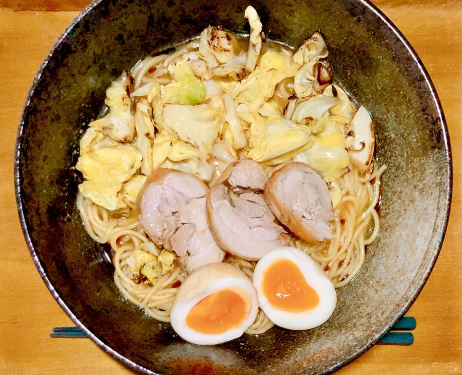 袋麺（これ絶対うまいやつ♪の豚骨醤油）に焦がしニンニク&キャベツと自家製鳥叉焼と煮卵を添えて…美味すぎる！！！！！！！！！！　#ヴィメロ飯