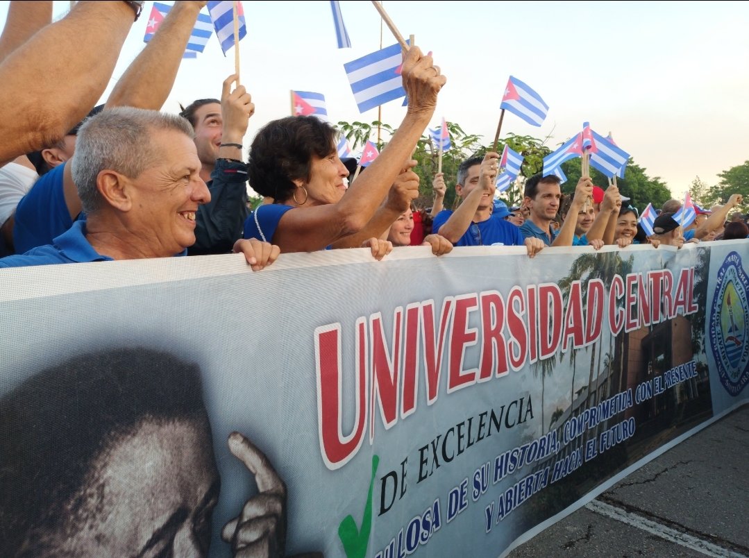 Con júbilo, colorido y entusiasmo se pintó hoy la Plaza. La #UCLVnuestra celebra este #1Mayo #PorCubaJuntosCreamos @UC