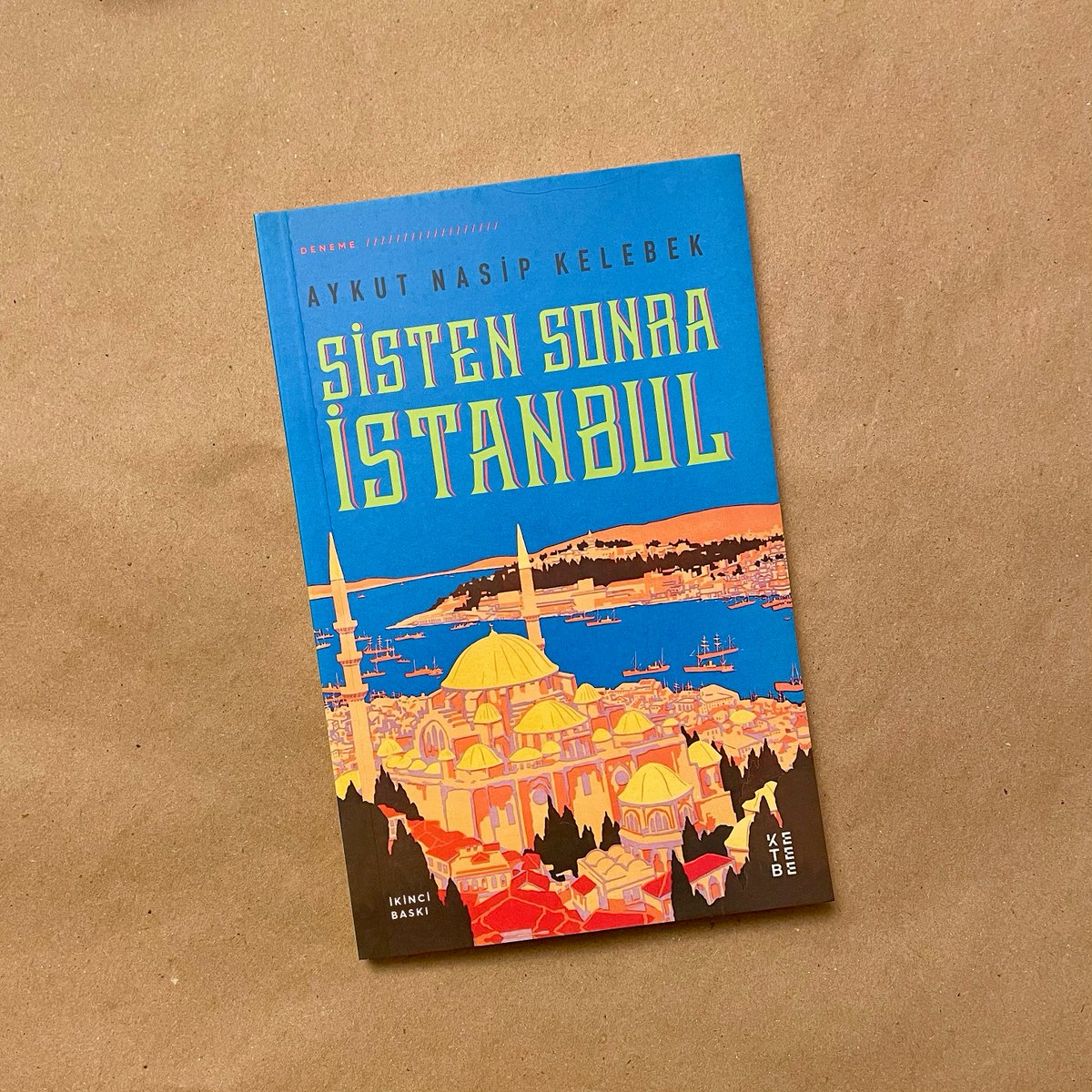 Seyyahların hayret ve heyecan içinde anlattıkları, yaşayanları içinse bir sıradanlığın ihtişamına dönüşen İstanbul’da herkesin bir İstanbul’u var. Aykut Nasip Kelebek de, doğup büyüdüğü Beyoğlu’ndan başlayarak, zamanın ve hatıralarının değirmeninde kendi İstanbul’unu anlatıyor...