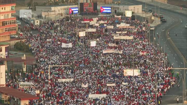 VigoaDe's tweet photo. La Tribuna Antimperialista se convirtió en un mar de pueblo para celebrar la Fiesta de los Trabajadores.
#1Mayo
#PorCubaJuntosCreamos
#LaHabanaViveEnMí
#UnidosXCuba ❤️🇨🇺
@IzquierdoAlons1
@YanetHzP
@AlpidioAlonsoG
@DpHabana https://t.co/9cfWbrlInB
