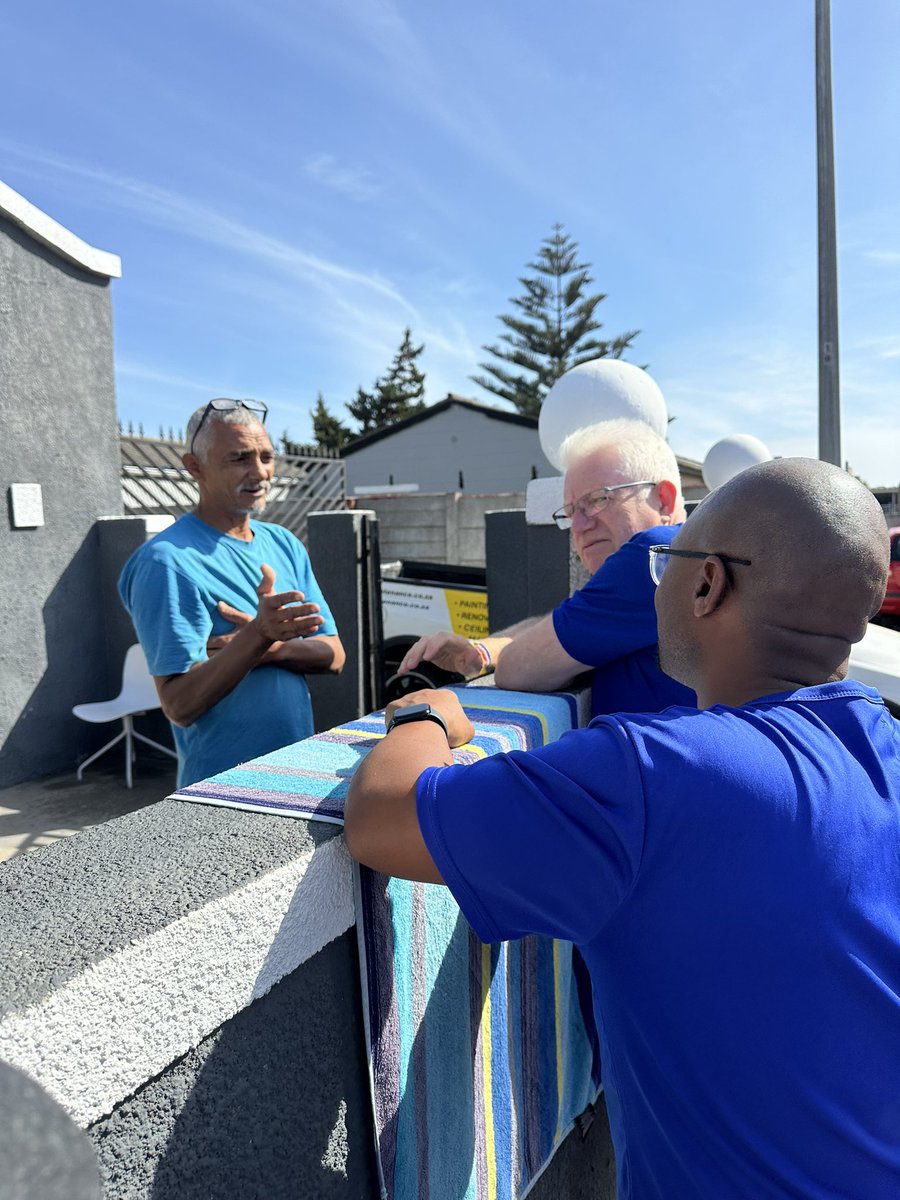 Our door-to-door drive with Candidate @alanwinde in Mitchell’s Plain is getting an amazing response! 🔥🔥🔥 Voters are pledging their support to vote @Our_DA on May 29! 🗳️ #VoteDA #RescueSA #OnsisOppit