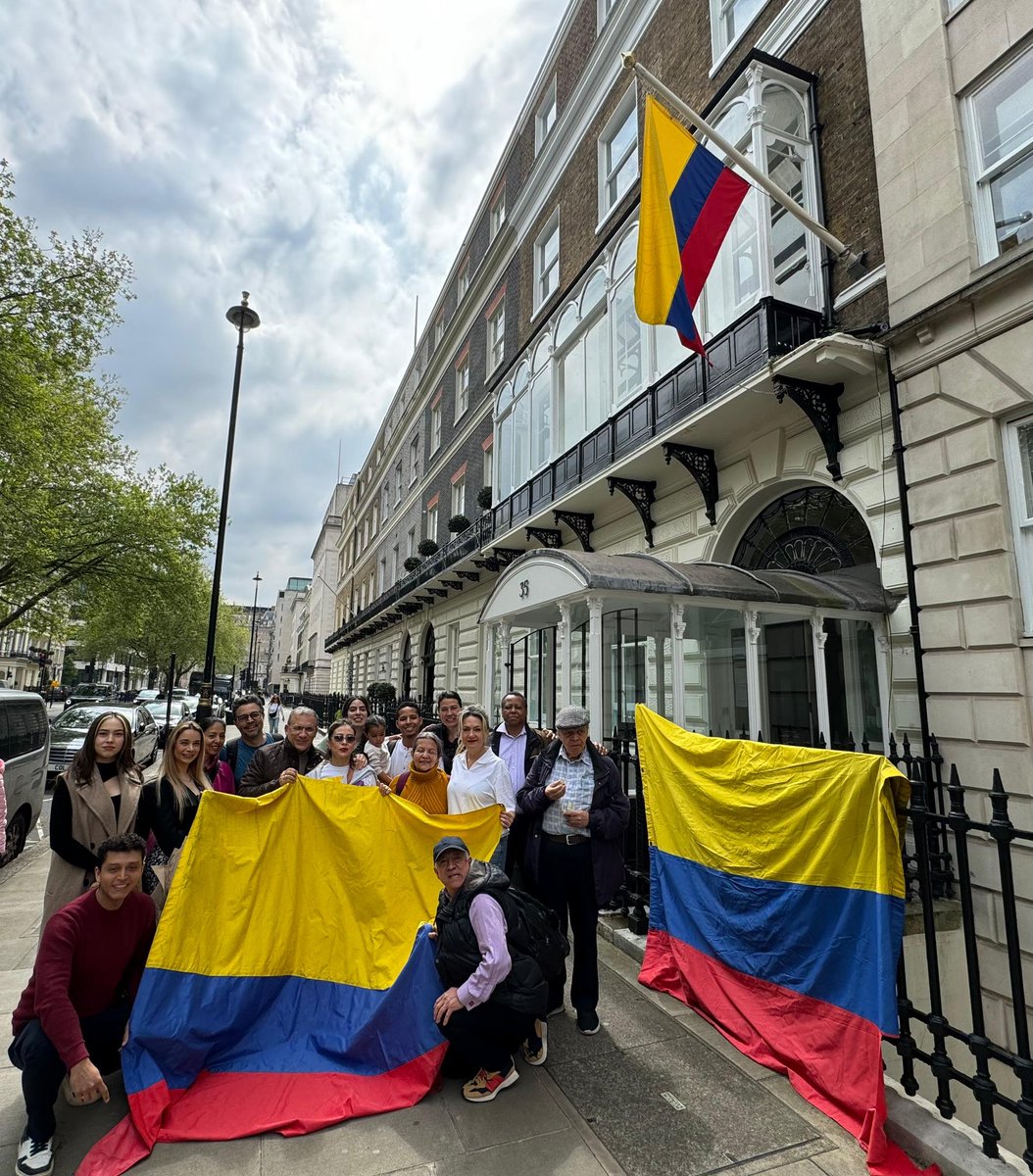 El equipo de voluntarios de la misión diplomática en Londres también marchará acompañando a los compatriotas que conmemoran igual que en el mundo entero el 1 de Mayo Día Internacional del Trabajo diciendo #LeMarchoAlCambio . Las reformas sociales y laborales han sido conquistas