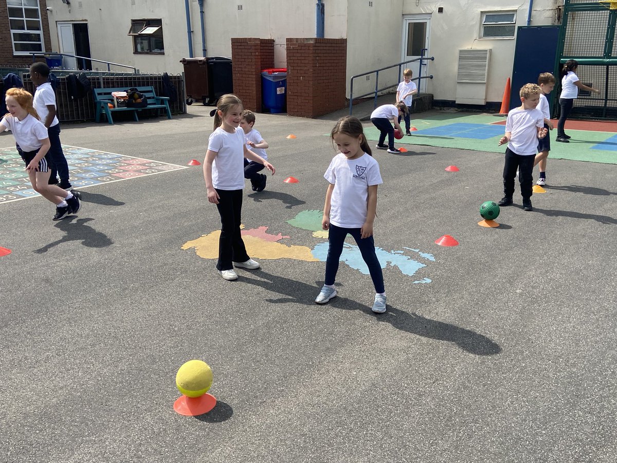 Nothing better than PE in the sun! ☀️#MakeADifference @Olol_sport @ololprimary_HT