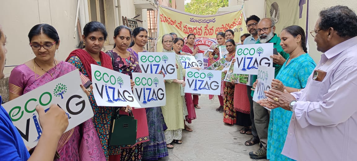 Eco Vizag awareness campaign at Murali Nagar. @SwachhBharatGov @SwachhaAndhra @SwachSurvekshan @swachhbharat @pibvijayawada #EcoVizag #ISupportEcoVizag