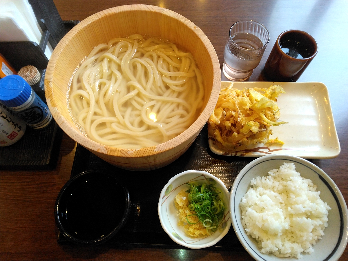 今日のお昼御飯は丸亀製麵の釜揚げうどん(得)と白御飯・野菜かき揚げをいただきました

毎月1日は丸亀製麵さんはうどんの日として釜揚げうどんが半額なのです