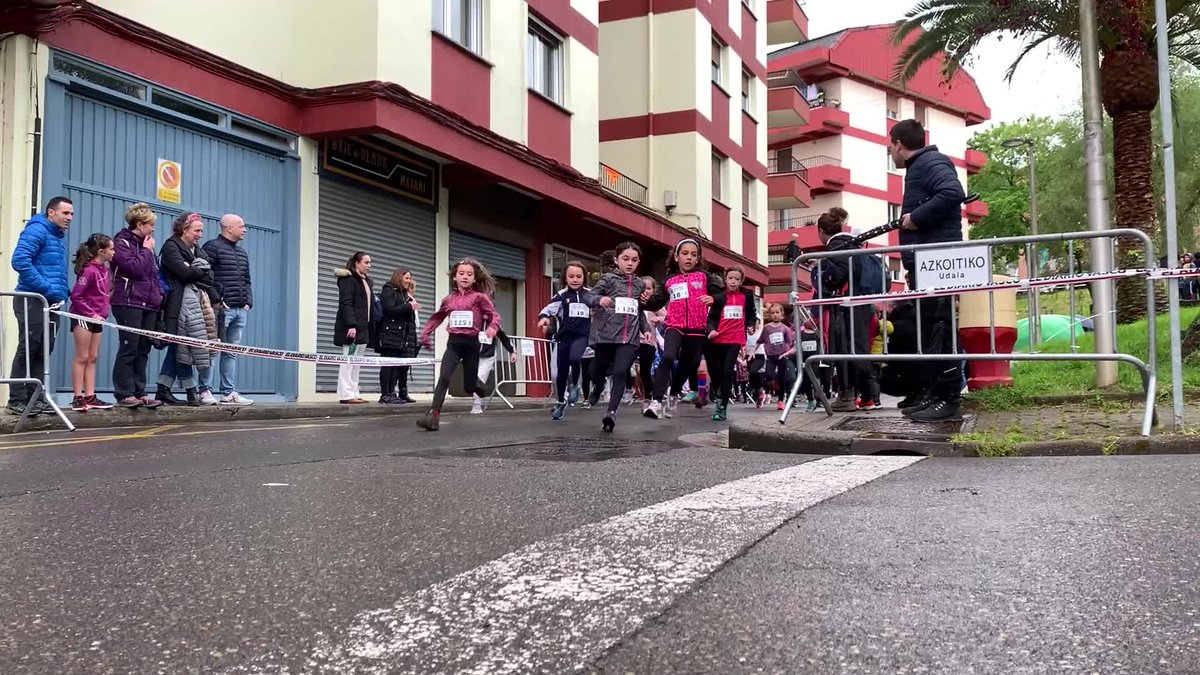 [BIDEOA] Euriak ez du oztopatu Floreagako Gurutzetxoko krosaren 40. aldia. #Azkoitia 

➡️erlotelebista.eus/azken-berriak-…
