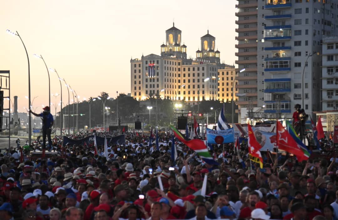 Junto al General de Ejército Raúl Castro Ruz y al Presidente <a href="/DiazCanelB/">Miguel Díaz-Canel Bermúdez</a>, celebramos #1Mayo en la Tribuna Antimperialista, lugar de reconocidas batallas y denuncias de nuestro pueblo.

Reafirmamos compromiso de que #PorCubaJuntosCreamos y defenderemos conquistas de la Revolución.