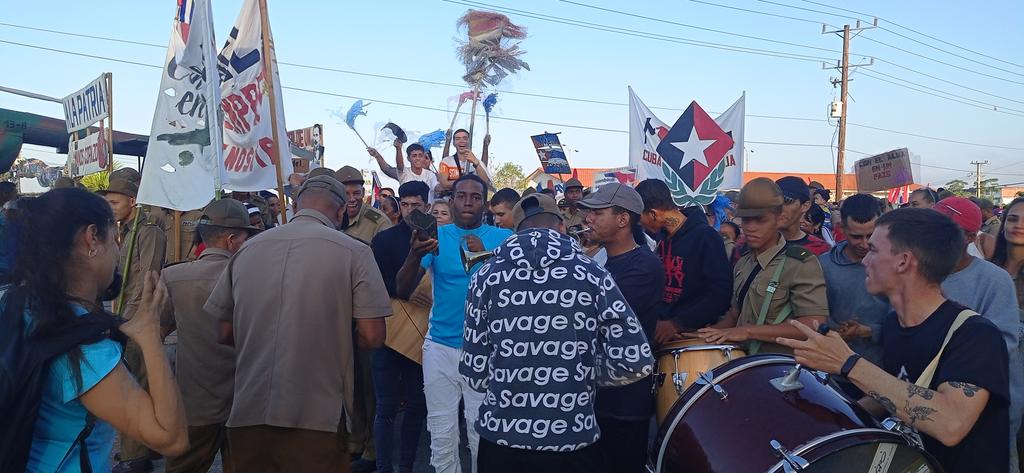 Ya estamos en combate en el desfile de la patria. Venceremos por la unidad y por el heroico pueblo que tenemos #1Mayo #PorCubaJuntosCreamos @CentralEjercito @MinfarC @RgionMtarVC