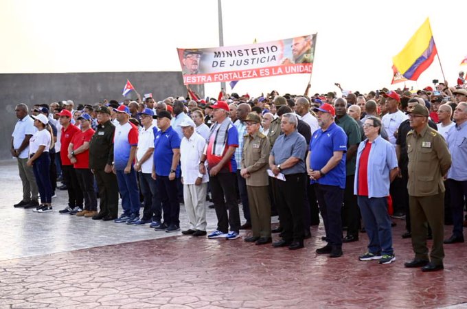 Y aquí está con el pie en el estribo, nuestro General de Ejército Raúl Castro Ruz, celebrando junto al pueblo este #1deMayo A los Gusis le duele, que #Cuba se tiró para la calle, pero a celebrar!!!! #PorCubaJuntosCreamos 🇨🇺