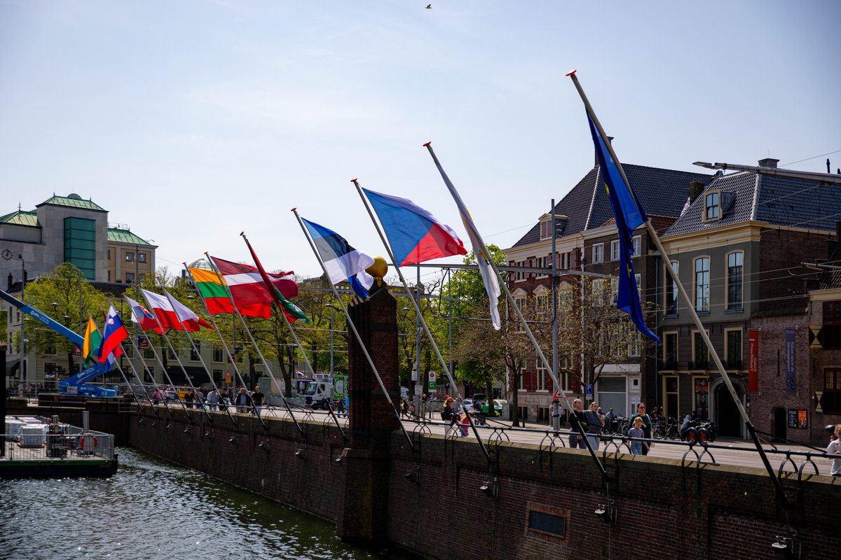 🇪🇺✨Today, we celebrate a special milestone: 20 years ago, the EU grew with the addition of 10 member states. As a tribute, we raise the flags of Cyprus, the Czech Republic, Estonia, Hungary, Latvia, Lithuania, Malta, Poland, Slovakia and Slovenia, alongside the Dutch flag. 1/2