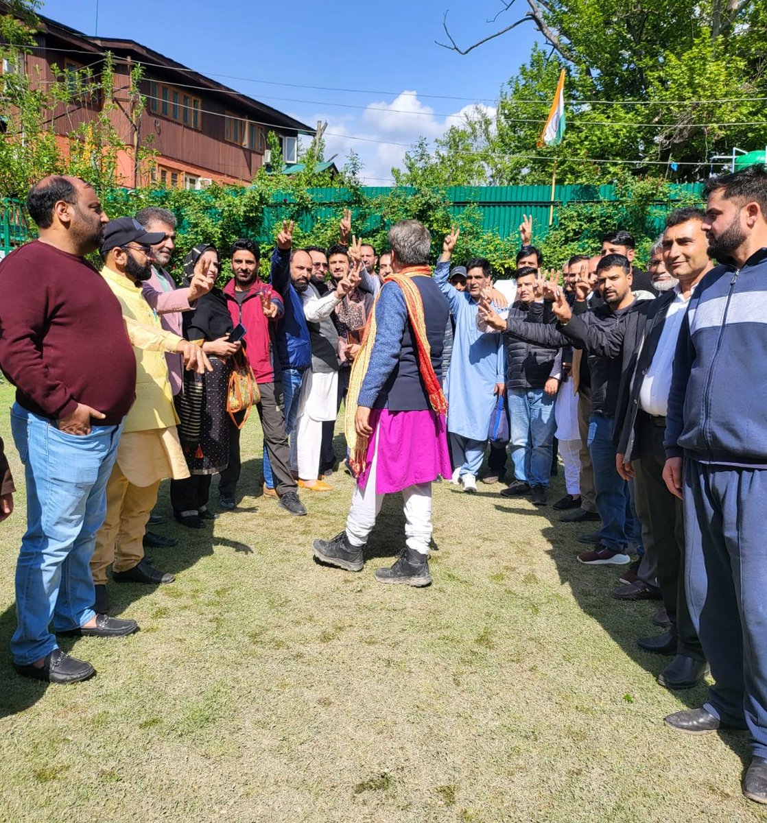 Discusses Elections strategy with Party Workers in Kashmir Valley.