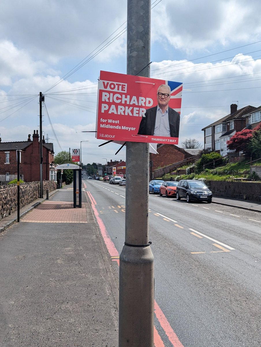 Out and about in Oldbury and good to see our colleagues at @SandwellLabour doing all they can to get @RichParkerLab elected as the next WM Mayor. 🌹