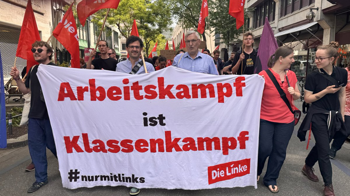 Am #1Mai auf der Straße in #Stuttgart für höhere Löhne und bessere Arbeitsbedingungen mit einem starken linken Block. #Arbeitskampf ist #Klassenkampf 🚩