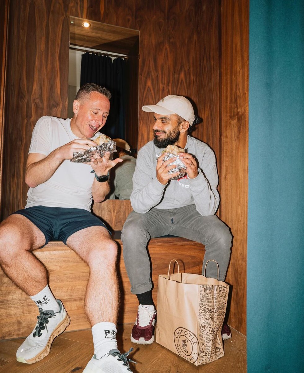 get yourself a mate who looks at you the same way you look at burritos 📸 jerry_sun