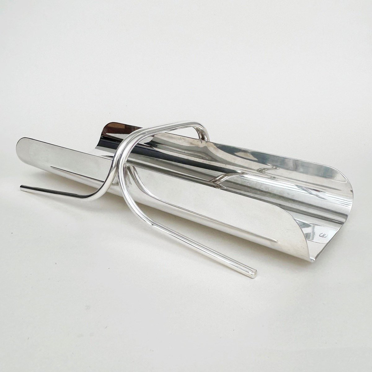 The perfect wedding or birthday gift. A striking large silver plated 1960s porta grissini after Lino Sabattini. Bread never tasted so good. See it here bit.ly/4a3hNgN