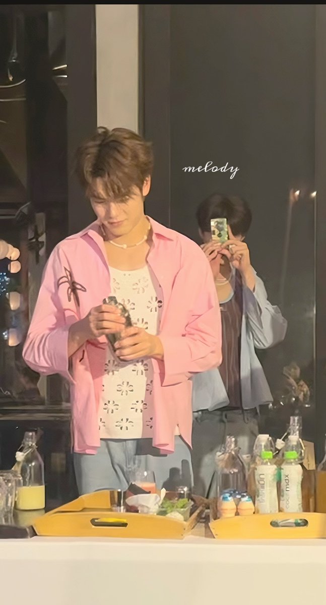 melodyxixi9's tweet image. he likes looking at his boyfriend's back @nichameen8 @PKrittanun #MeenPing #Meennicha8 #PingKrittanun #Area86