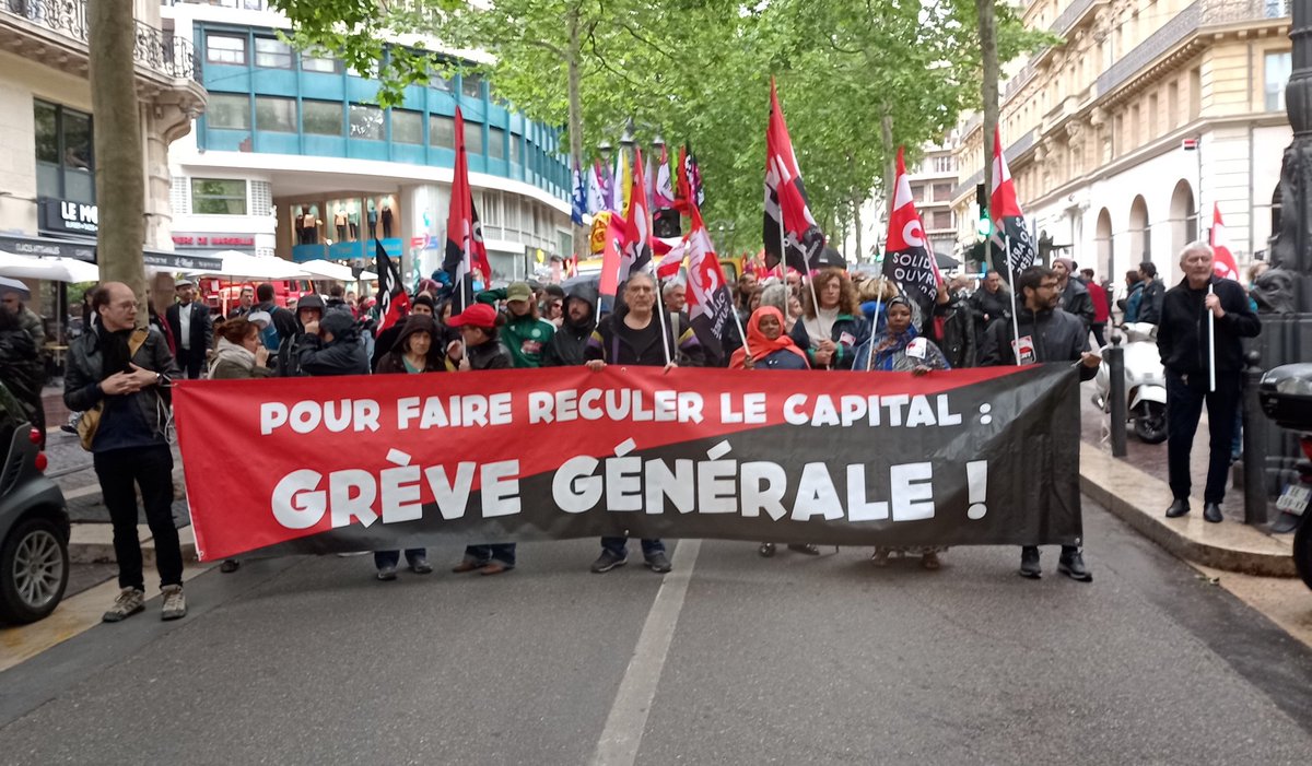 📢  Pas de guerre entre les peuples, pas de paix entre les classes ! Solidarité internationale  🤝✊  #1erMai2024

Cortège rouge et noir à #Marseille 🚩🏴