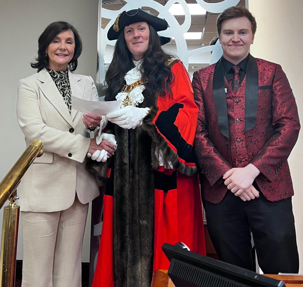 The Mayor of Corby visited @castlebingoltd Corby last week to kindly receive a cheque for £2,000 for the Mayor's chosen charities: Corby Lions, @N_NorthantsCFR and @TeamworkTrust A big Thank You to Castle Bingo and its customers for their support.