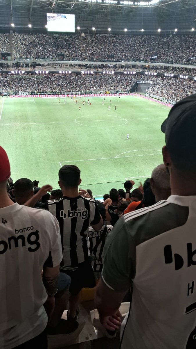 Imagens que recebi ontem de amigos que foram no setor Inter Sul. Infelizmente as pessoas não tem educação e não respeitam a orientação de não ficar em pé no corredor encostados no vidro. O @Atletico precisa resolver essa questão.