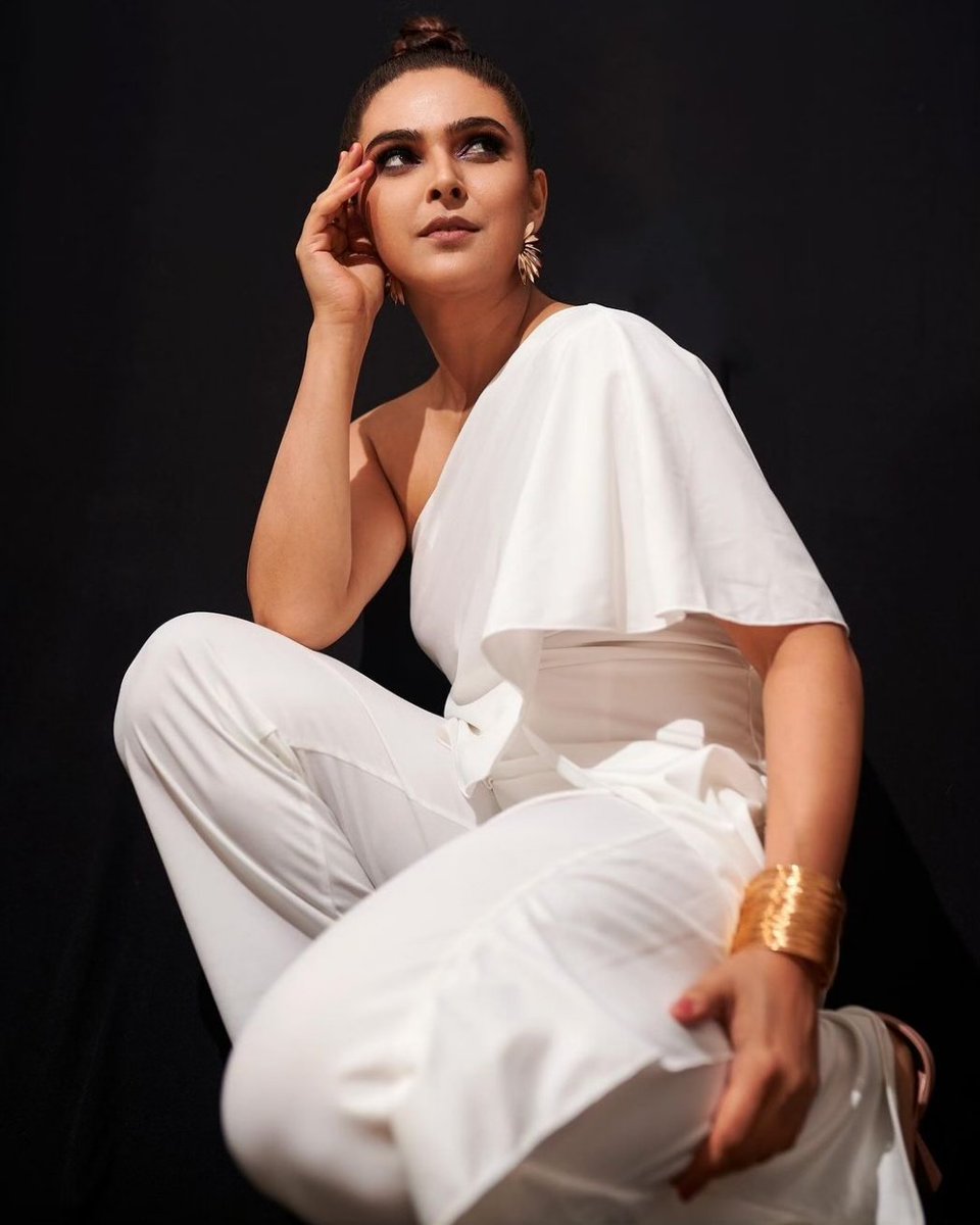 #MadhurimaTuli shines in a stylish white dress, exuding sophistication and grace in her latest pics! ⚪🌟👑❤️‍🔥
.
.
.
.
#MadhurimaTuli #WhiteElegance #StylishChic #talkingbling