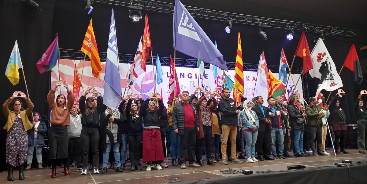 LABsindikatua's tweet photo. "Zutik emakumeak", "Internazionala" eta "Eusko gudariak" kantatuz eman diogu amaiera ekitaldiari

#M1 #Maiatzak1 
#GoraLangileBorroka 
#LABek50 
#LABzabaltzen 
#1974zabaltzen2024 https://t.co/RTtqFH5npu