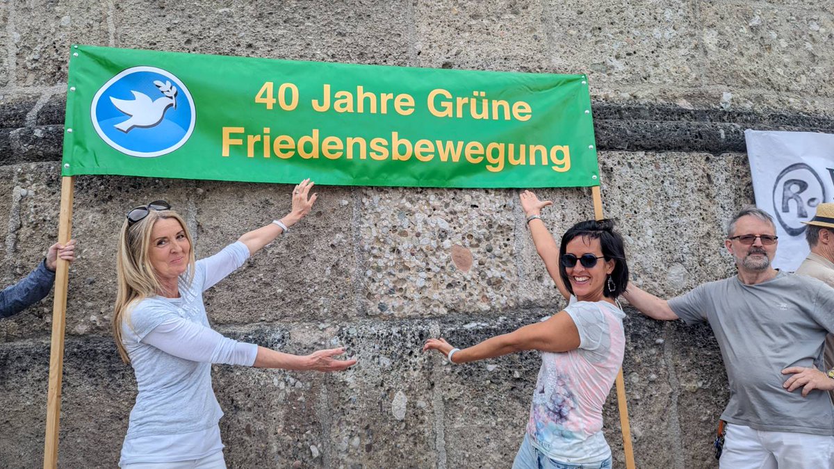 Wir sind heute bei der #Friedensdemo in Salzburg! Wunderbares Wetter und viele Menschen, die gemeinsam für Frieden, Diplomatie und Neutralität auf die Straße gehen! 

Kommt vorbei und marschiert mit! #Menschheitsfamilie