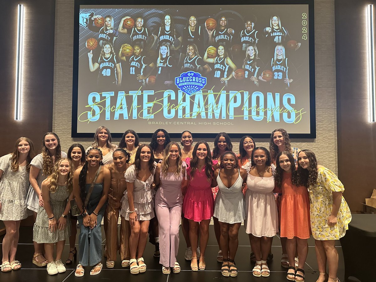 LoveHoward16's tweet photo. 2023/2024 State Champs! 
Someone asked how manny in this picture will be back for 2025???? Ummmmm 20 take away 1 equals 19 so ALL OF US!!!!
#bearettes 
#returnofTHESQUAD
#Season4loading https://t.co/F7BFtnL8N3