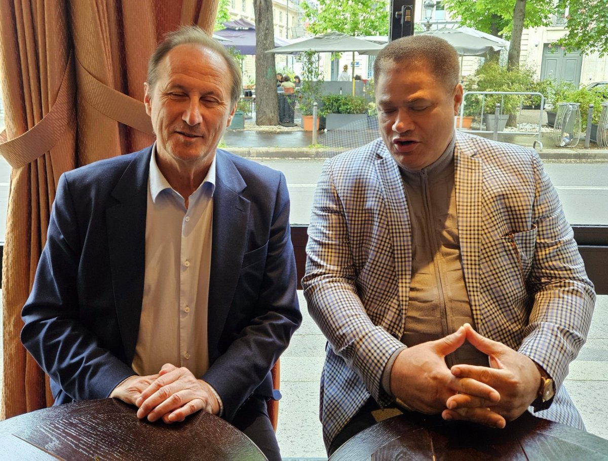 Échange fructueux et constructif dans  l'enceinte du Palais Bourbon avec Bruno Fuchs, Député et Secrétaire Général parlementaire de la francophonie. Au menu, problématique sur le crédit carbone et agression de la partie Est de la #RDC... !