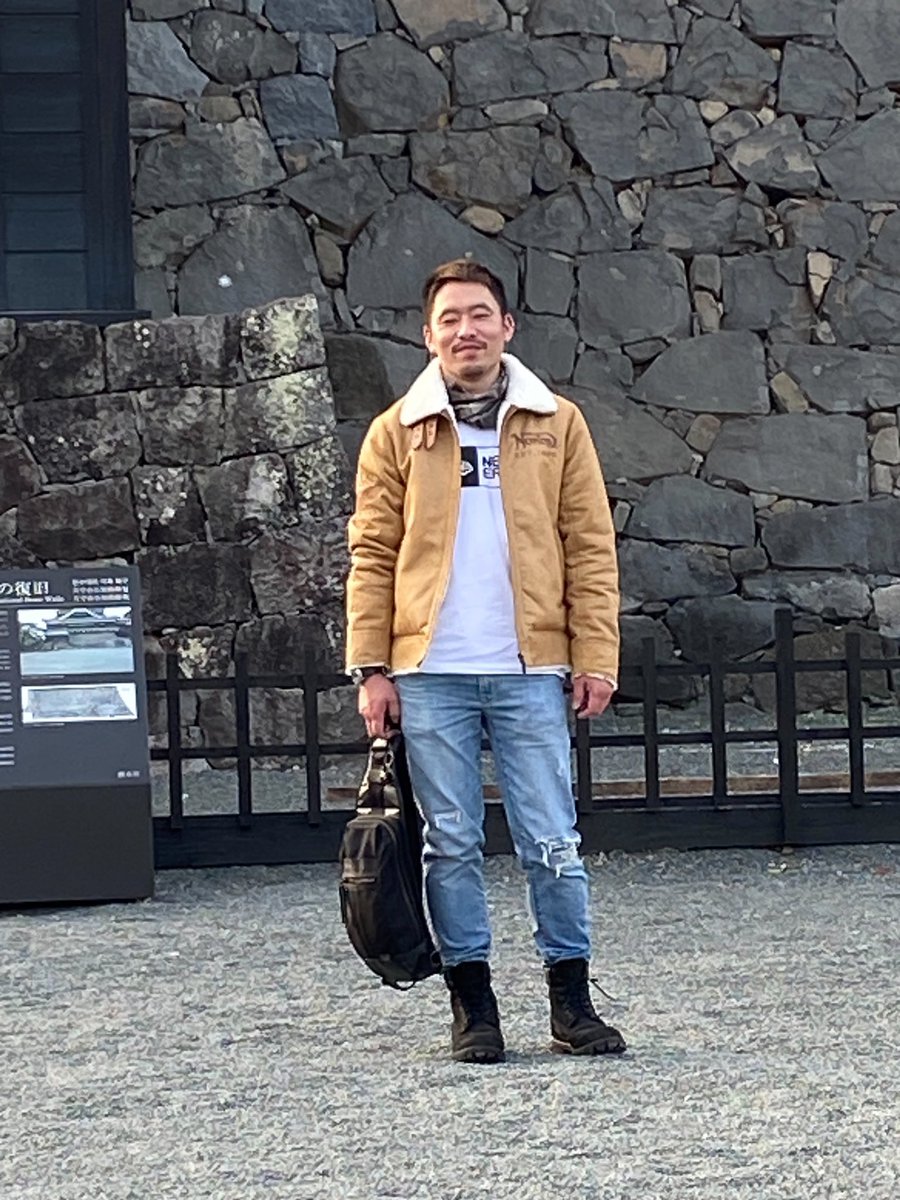 せっかく熊本城の下で撮ってもらったのに相変わらず写真写り悪すぎて泣ける、、、バッチリ目閉じてるじゃん😭