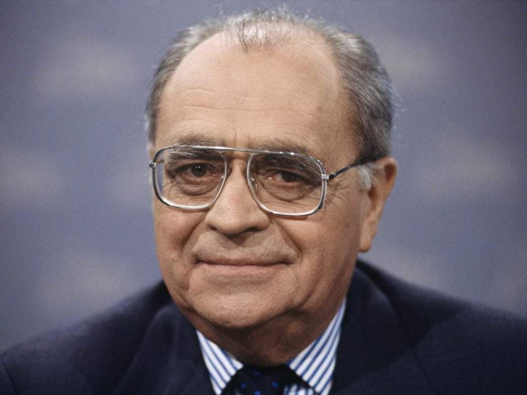 "On ne construit pas le progrès social à coups de déficit". Il y a 31 ans mourait un homme auprès duquel j'ai eu l'honneur de travailler et qui m'a beaucoup appris.
Hommage à Pierre #Bérégovoy (23 décembre 1925 - 1ᵉʳ mai 1993).
#devoirdemémoire