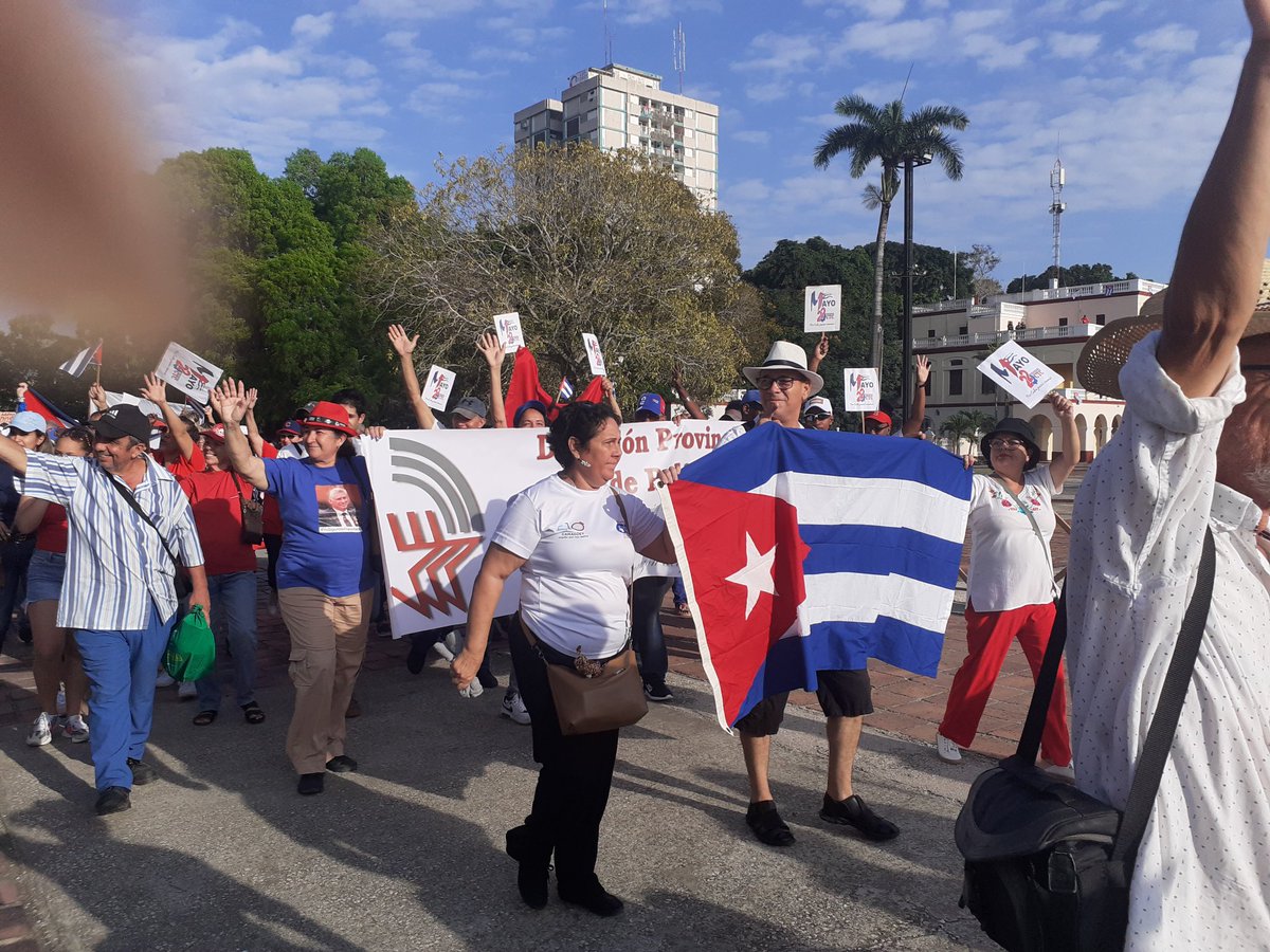 Llegó a la plaza la Dirección Provincial de Radio, @cadenagramonte y Radio Camagüey, viva el #1eroMayo.
#PorCubaJuntoCreamos 
#Camagüey 
#Radialistas