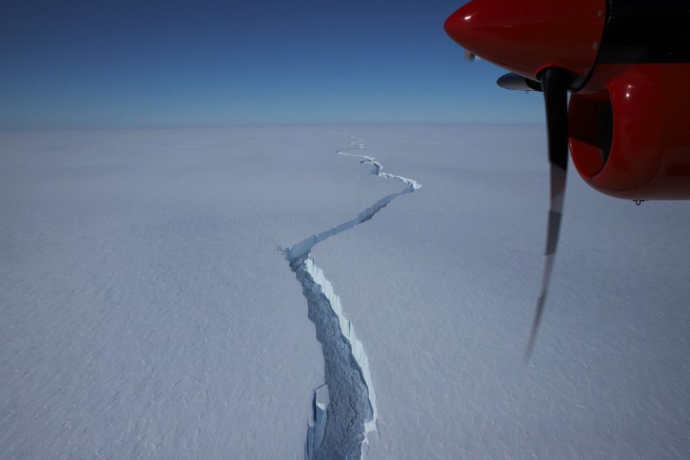 A giant iceberg, more than 20 times the size of Manhattan, split off from Antarctica's Brunt Ice Shelf: buff.ly/4c5A1Al No time to wait. #ActOnClimate #climate #energy #go100re