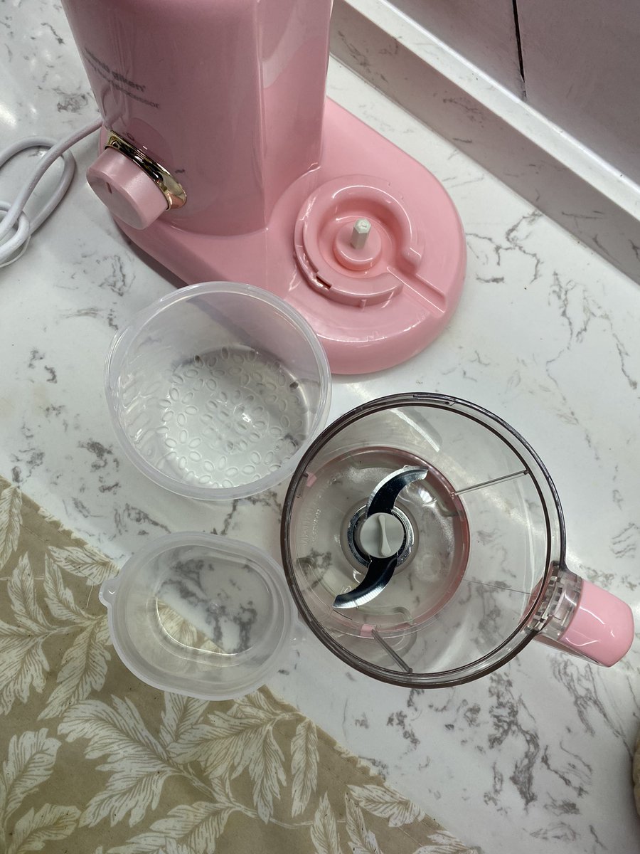 Idris nak start makan bulan ni 🤭
Tengok lah mama excited beli barang nak masak baby food. 

Lihat lah, my pink food processor 😂
i beli pink sebab i yang nak masak! Bukan idris 😜