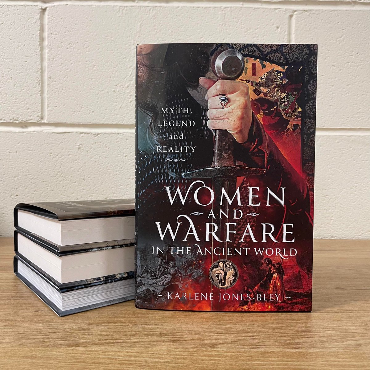 #NewBook 📖 - Women and Warfare in the Ancient World 💥 From mythological tales to historical evidence, this book sheds light on the diverse roles women played in military settings, challenging age-old stereotypes. 💪🌟 🛒 buff.ly/3xVSY92